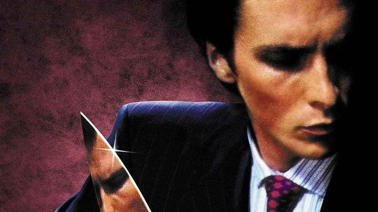 Homem suando, correndo na esteira, com a capa de American Psycho 2 ao lado da garrafa d'água