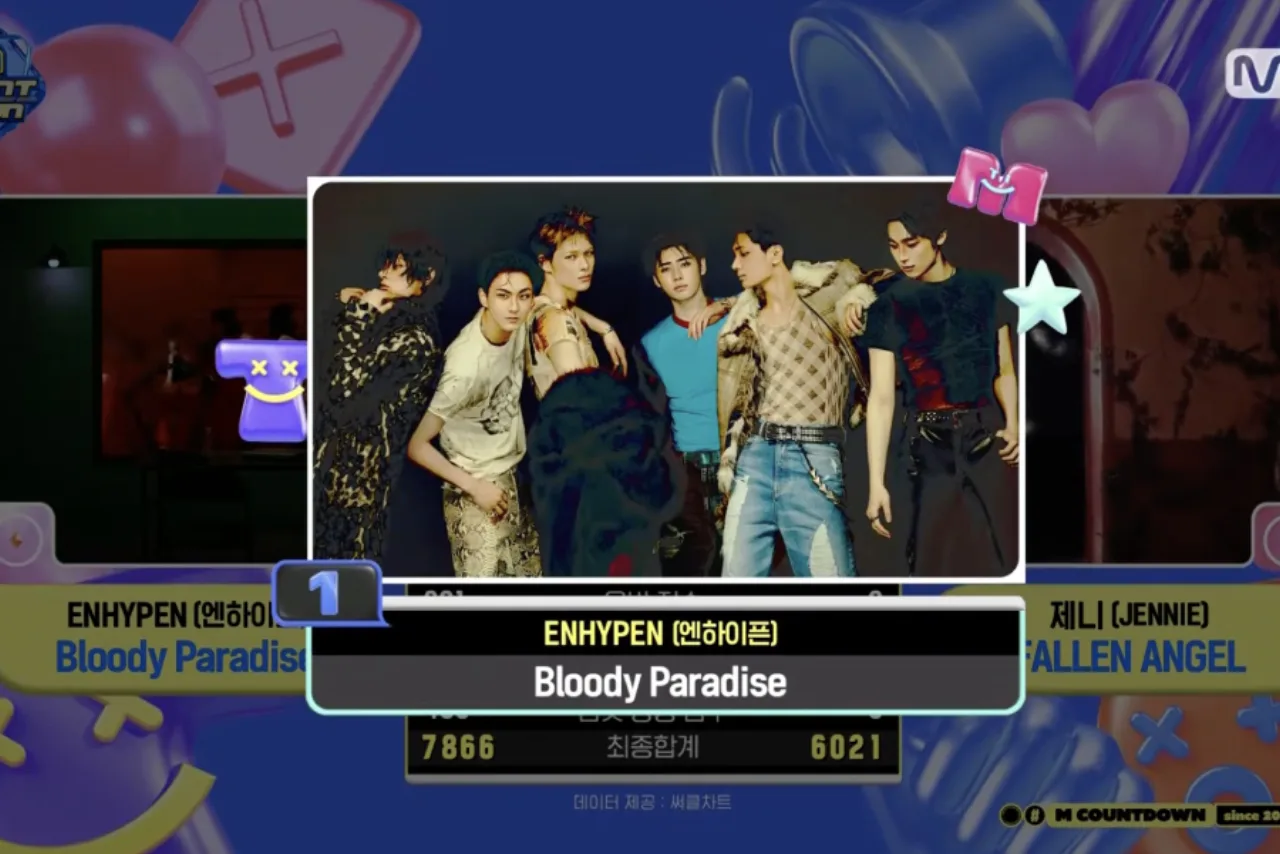 ENHYPEN no palco do M Countdown, luzes neon e logo do programa ao fundo, cantando “Bloody Paradise”