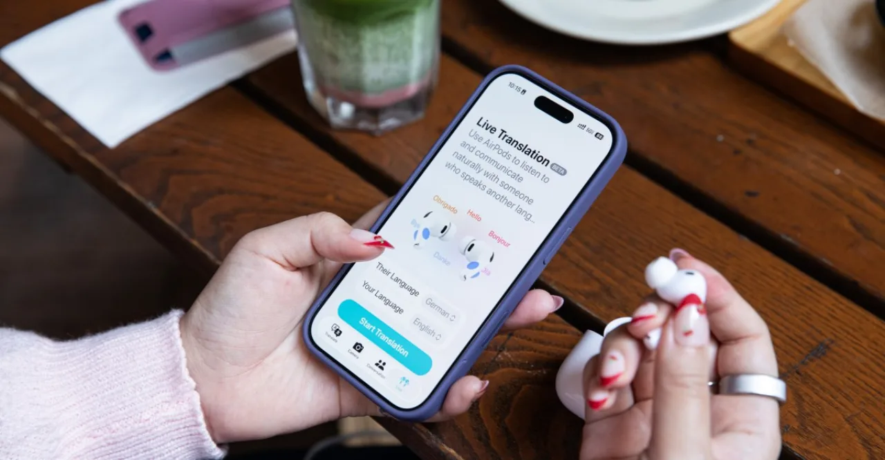 Pessoa correndo ao ar livre, vestindo AirPods e segurando um smartwatch, com garrafa d'água e tênis esportivo ao lado