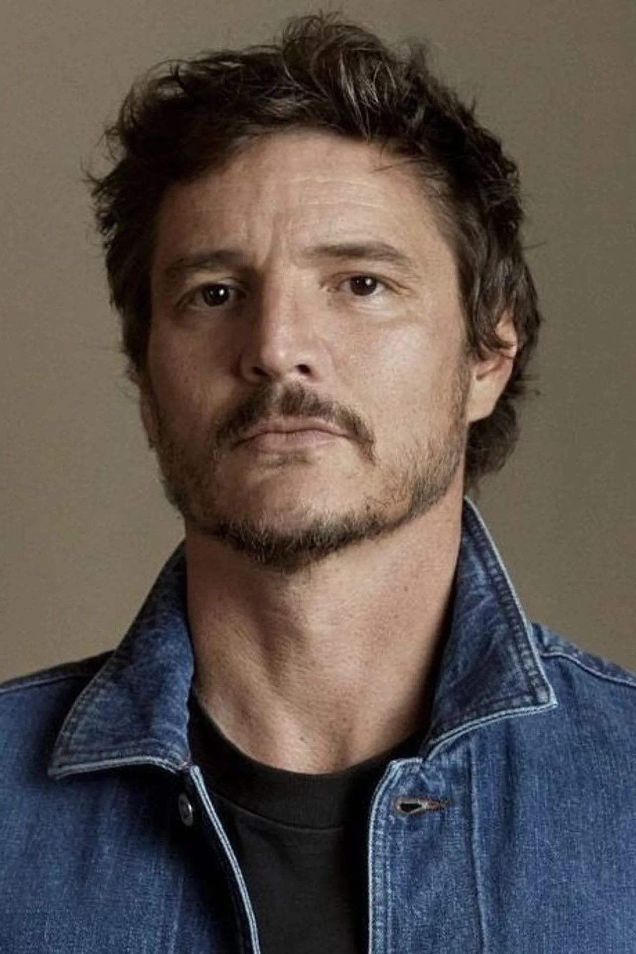 Pedro Pascal focado em um treino com halteres para manter o porte físico exigido pelo protagonista de The Mandalorian