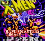 Jovem em roupa de GamesMaster levanta halteres ao lado de console, garrafa d'água e barra de proteína