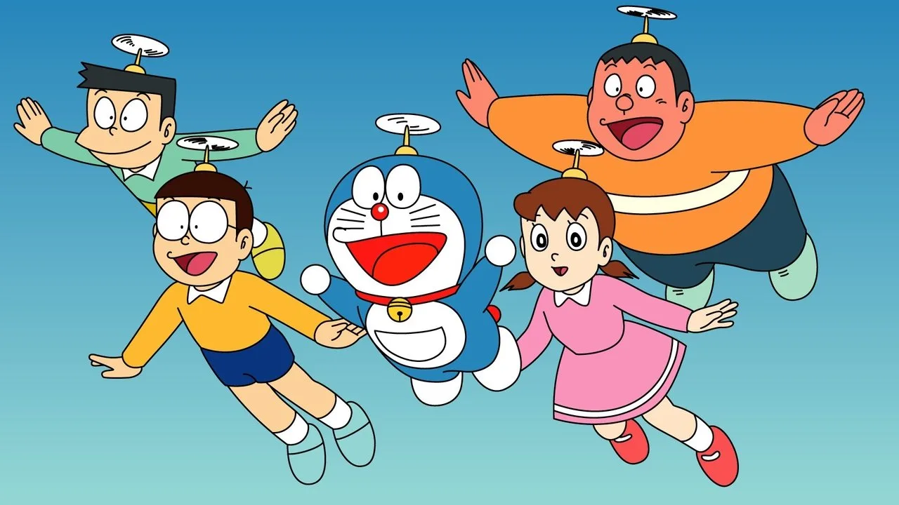 Jovem em roupa de ginástica faz flexão ao lado de um boneco azul do Doraemon