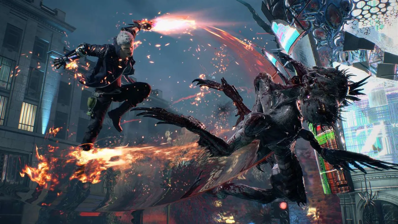 Jovem levantando halteres enquanto joga Devil May Cry 5 na TV
