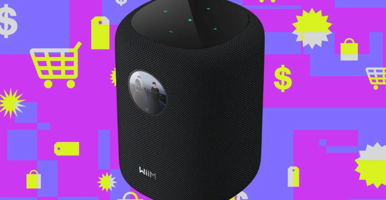 Um jovem usando fones enquanto faz agachamento ao lado do WiiM Smart Speaker sobre um tapete de yoga