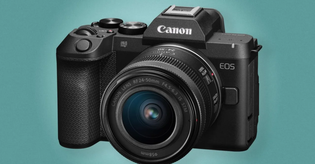 Canon EOS R8 Mark II de corpo preto com detalhes retro, logotipo da Canon e visor eletrônico em destaque