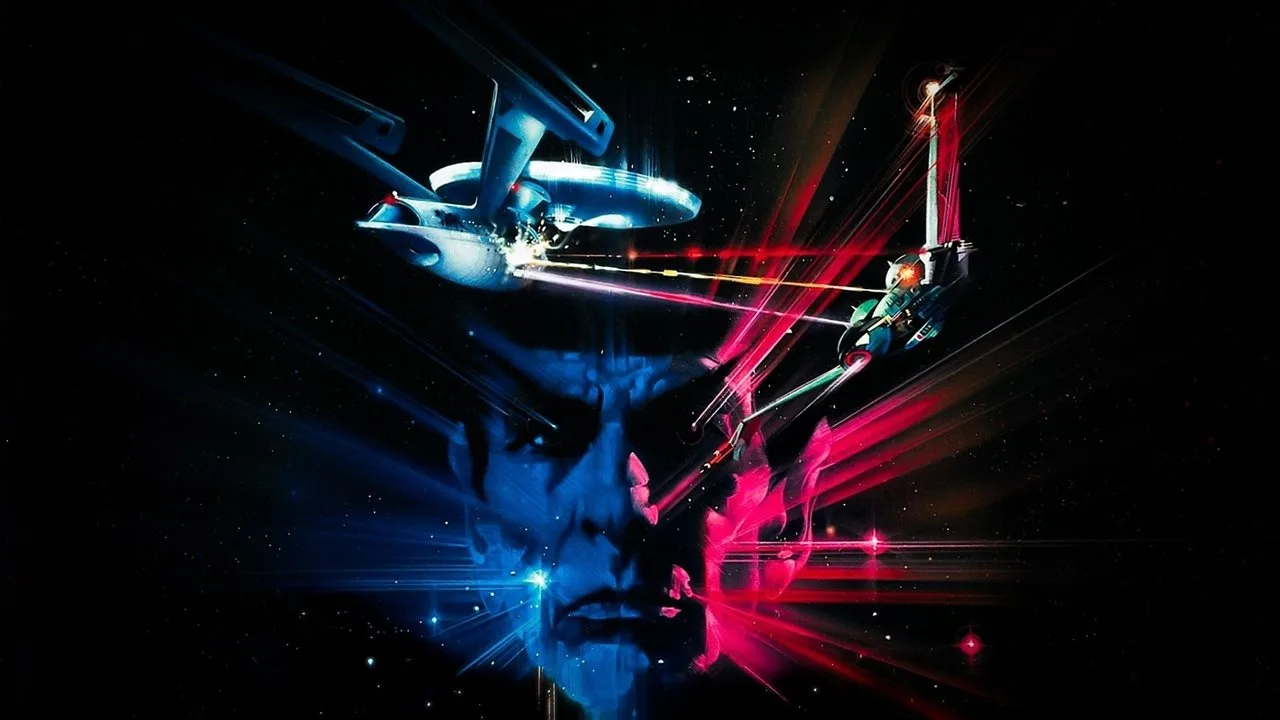 Atleta vestindo uniforme da Enterprise, segurando halteres enquanto observa holograma de Kirk e Spock