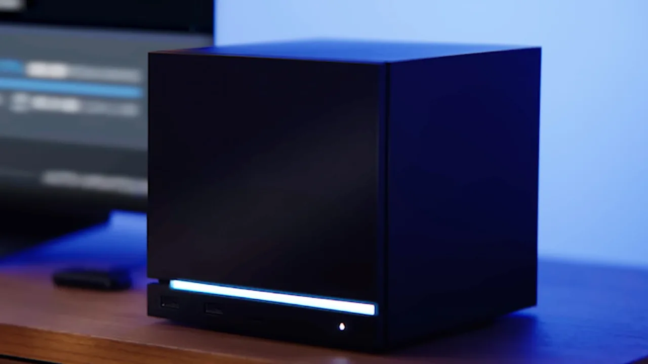 Um homem em roupa de treino levanta pesos ao lado de uma Steam Machine aberta, mostrando seus componentes internos