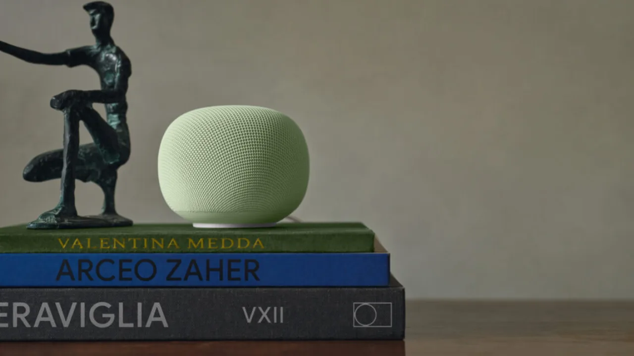 Pessoa praticando yoga em casa, com o Google Home Speaker ao lado emitindo som 360° e anel luminoso