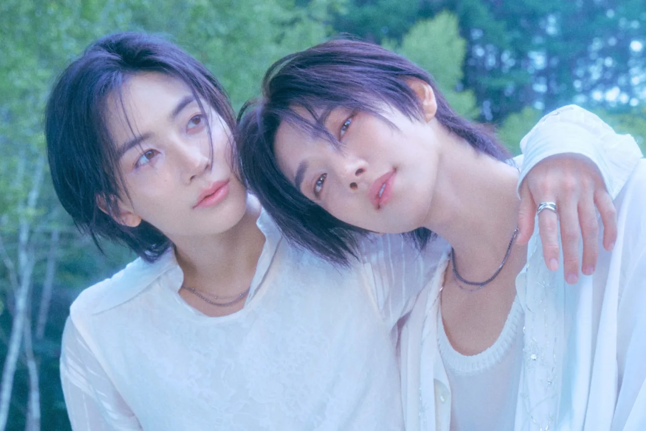 Jeonghan e Joshua posam ao lado do álbum 'Seventeenth' JxJ, com o logo da Hanteo exibindo 656.011 cópias vendidas