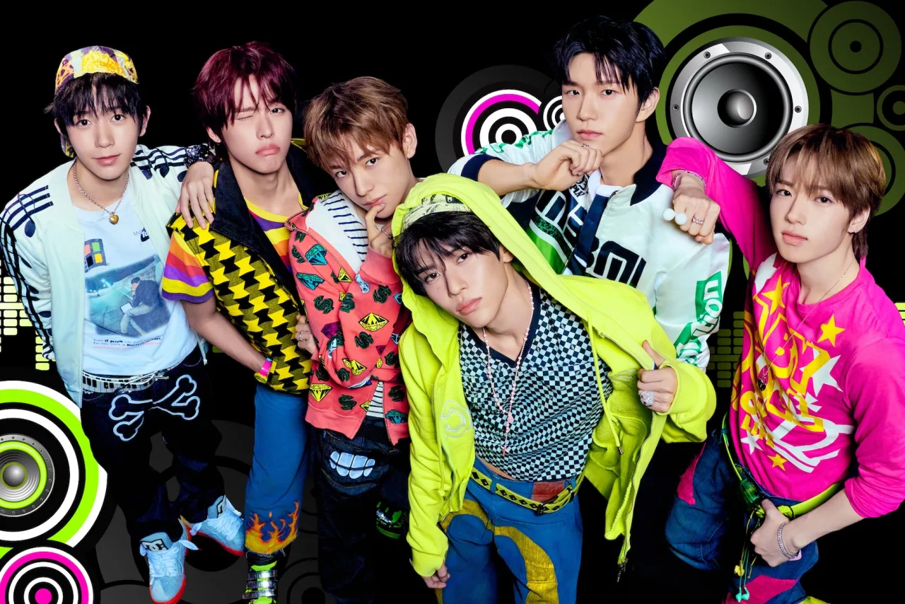 Membros do NCT WISH posam em trajes futuristas ao lado do logo da turnê “INTO THE WISH” iluminado