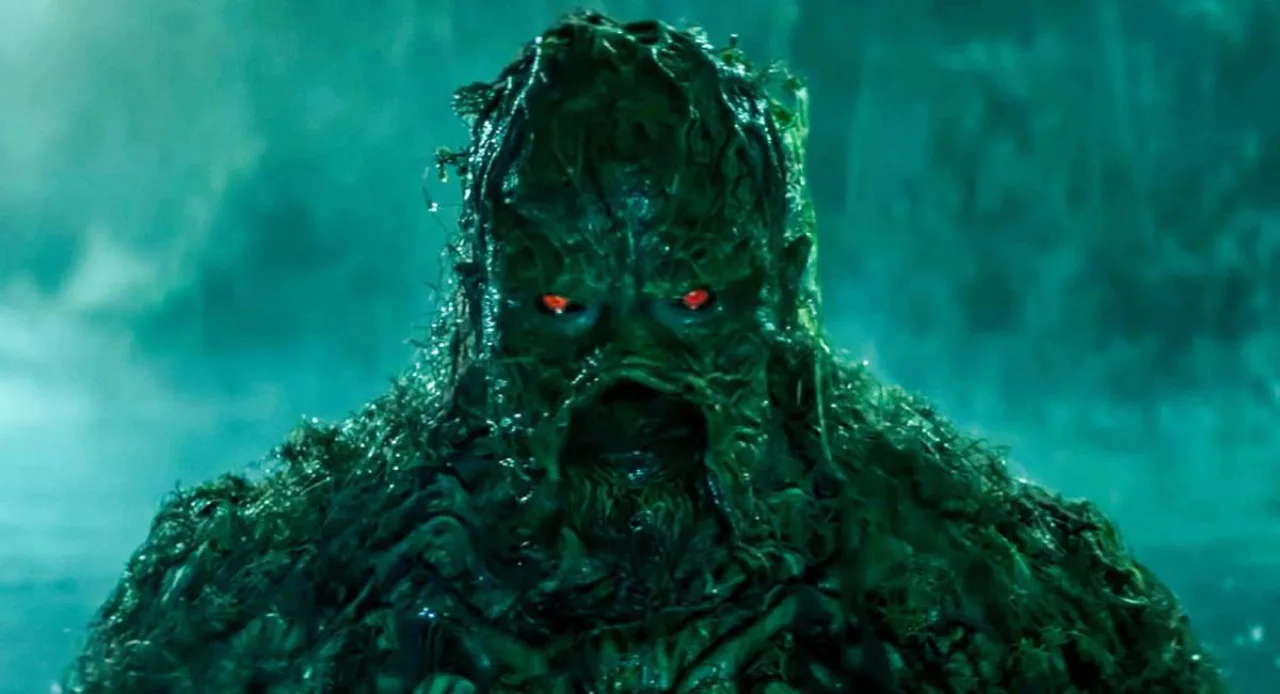 Página original de Saga of the Swamp Thing #37 mostrando Swamp Thing e a primeira aparição de John Constantine