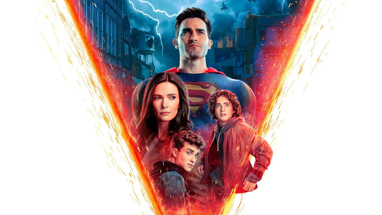 Homem musculoso vestindo capa vermelha do Superman levanta halteres em academia iluminada