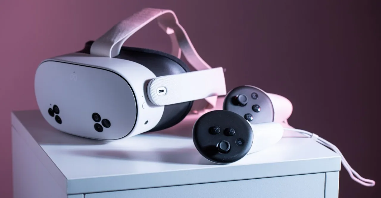 Jovem usando headset Meta Quest 3S enquanto faz treino de cardio com halteres