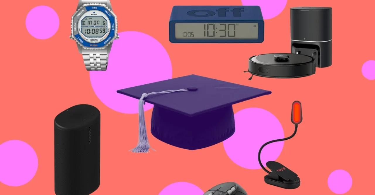 Smartwatch, garrafa térmica e tênis de corrida sobre uma mesa de escritório moderna e organizada