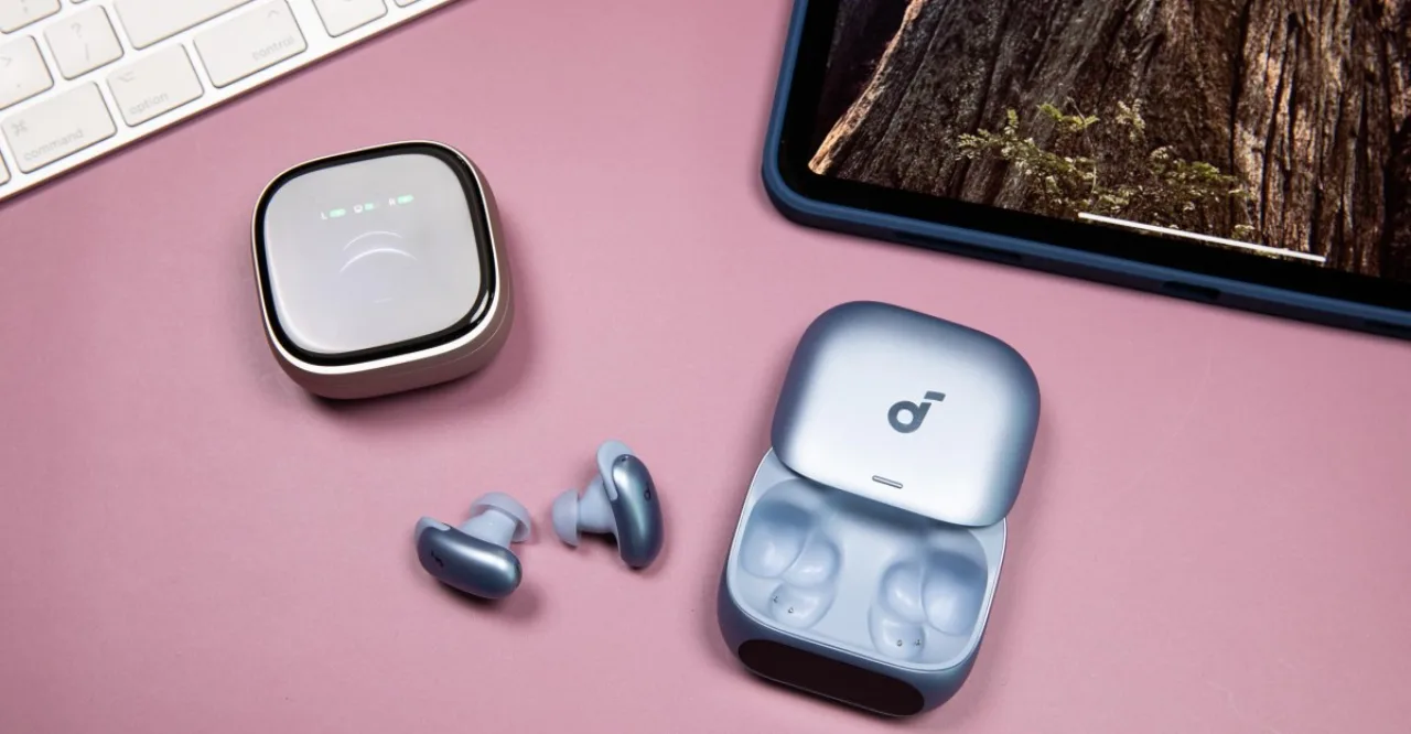 Fones Soundcore Liberty 5 Pro ao lado do logo da Amazon, com etiqueta de preço $135,99 em destaque