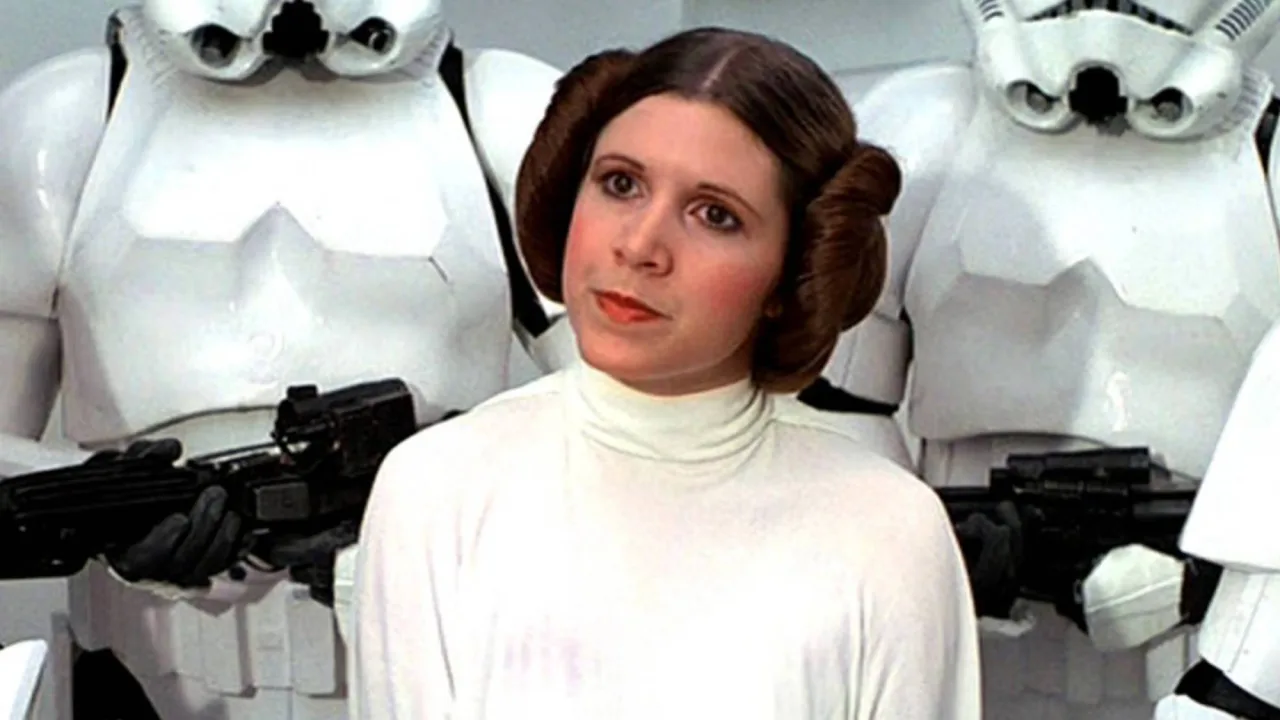 Figura de M&M’s em forma da Princesa Leia, com icônicos coque duplo e cores da marca, ao lado do logo Star Wars