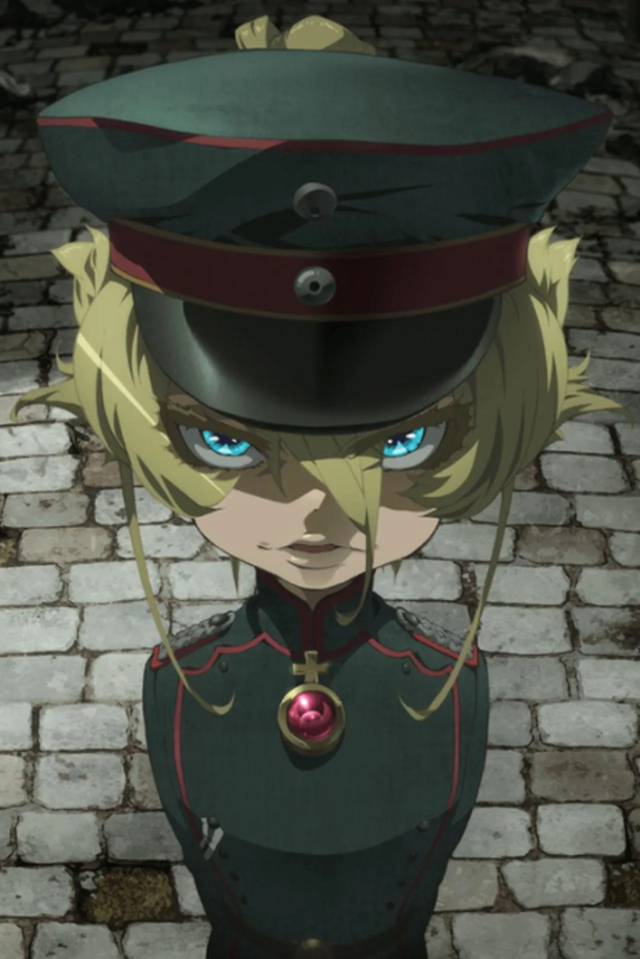 Jovem vestindo camiseta de anime faz flexão ao lado de pôster de The Saga of Tanya the Evil