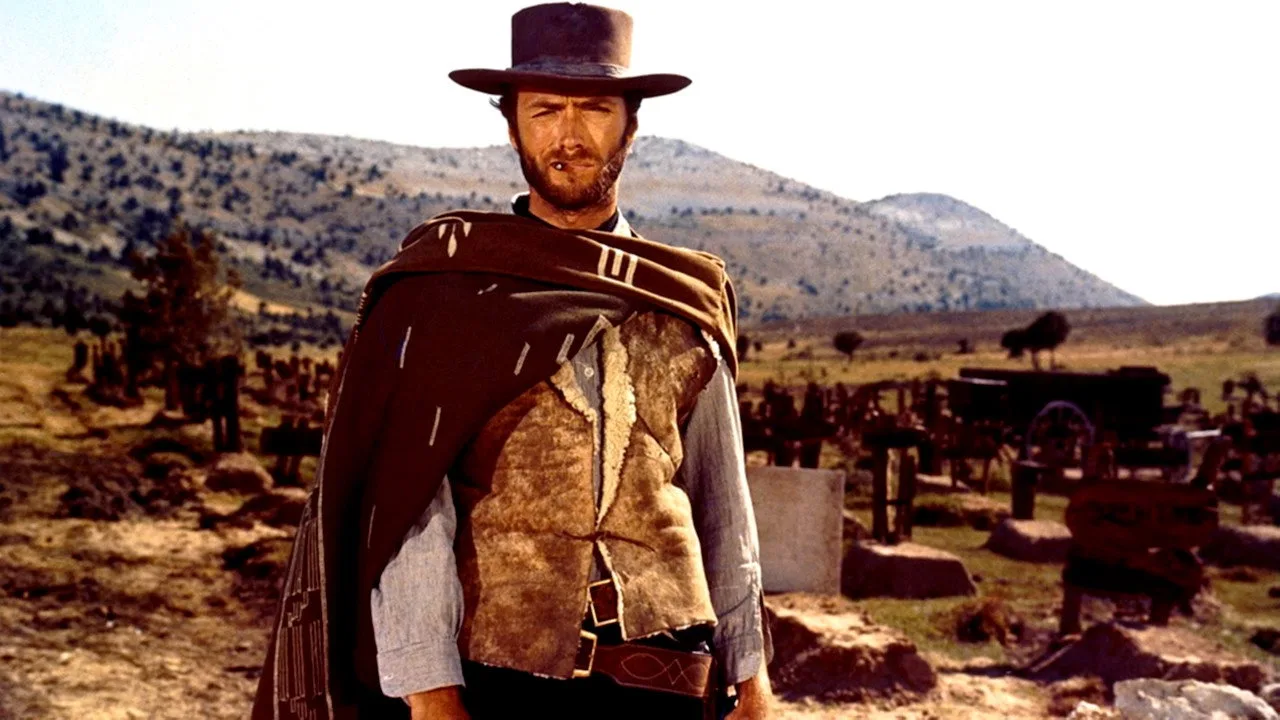 Pessoa vestindo camiseta de cowboy faz agachamento com halteres ao lado de TV exibindo cena de faroeste