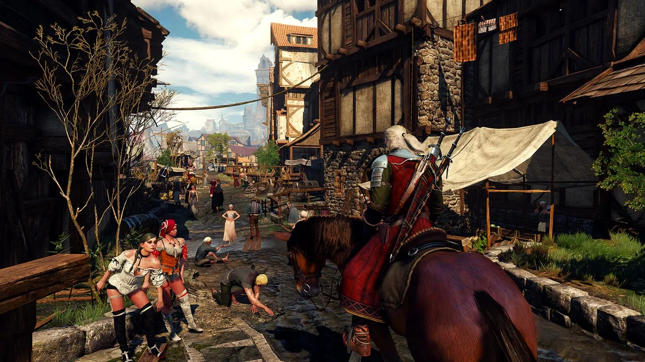Homem correndo na trilha, mochila nas costas, garrafa de água e smartwatch no pulso