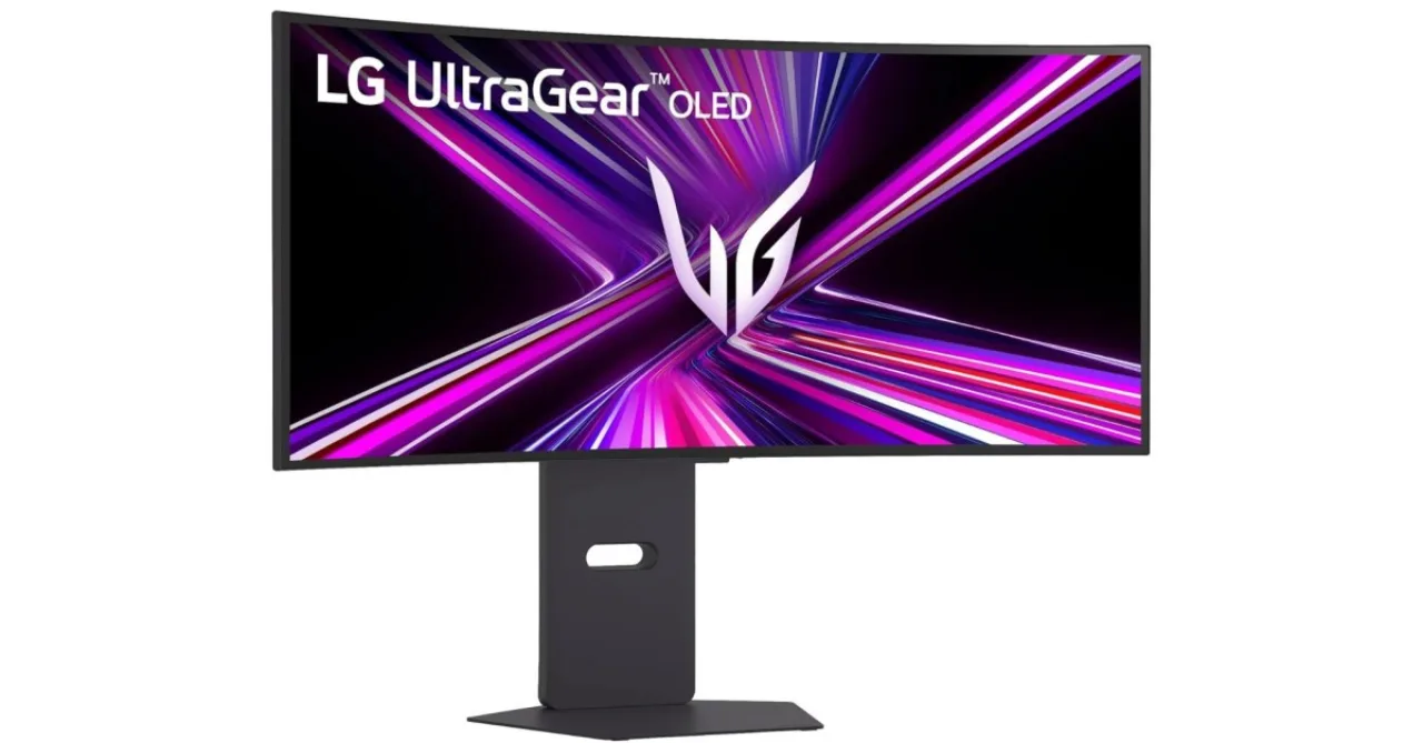 Atleta em roupa de treino, suando, olhando concentrado para um monitor LG UltraGear que exibe um pop‑up da McAfee
