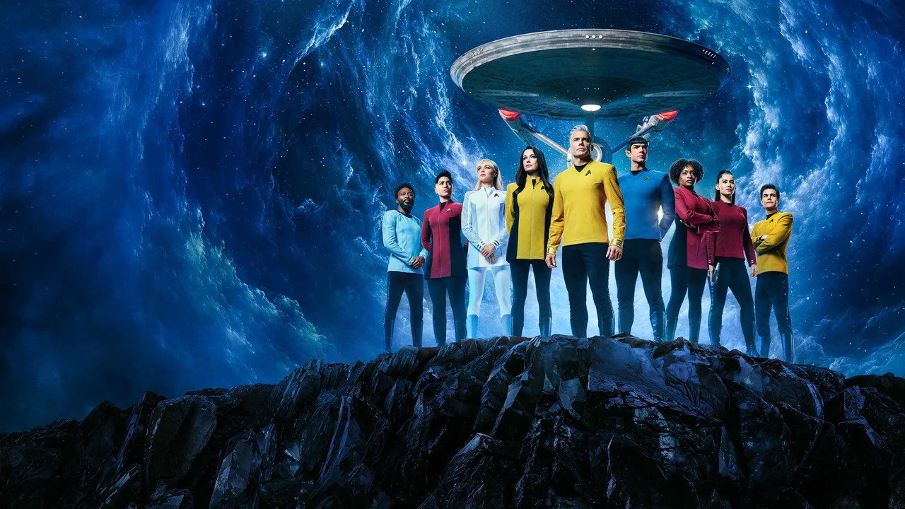 Astronauta em uniforme da Enterprise fazendo agachamento ao lado de um TARDIS e garrafa de whey com logo estelar