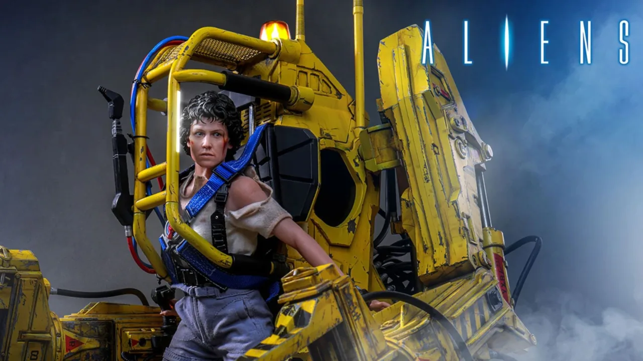 Ellen Ripley em miniatura da Hot Toys segura o icônico Power Loader, com detalhes realistas e logotipo da marca