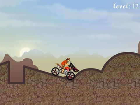 Um ciclista em trilha íngreme, alternando entre uma e‑MTB com motor exposto e uma MTB de quadro leve