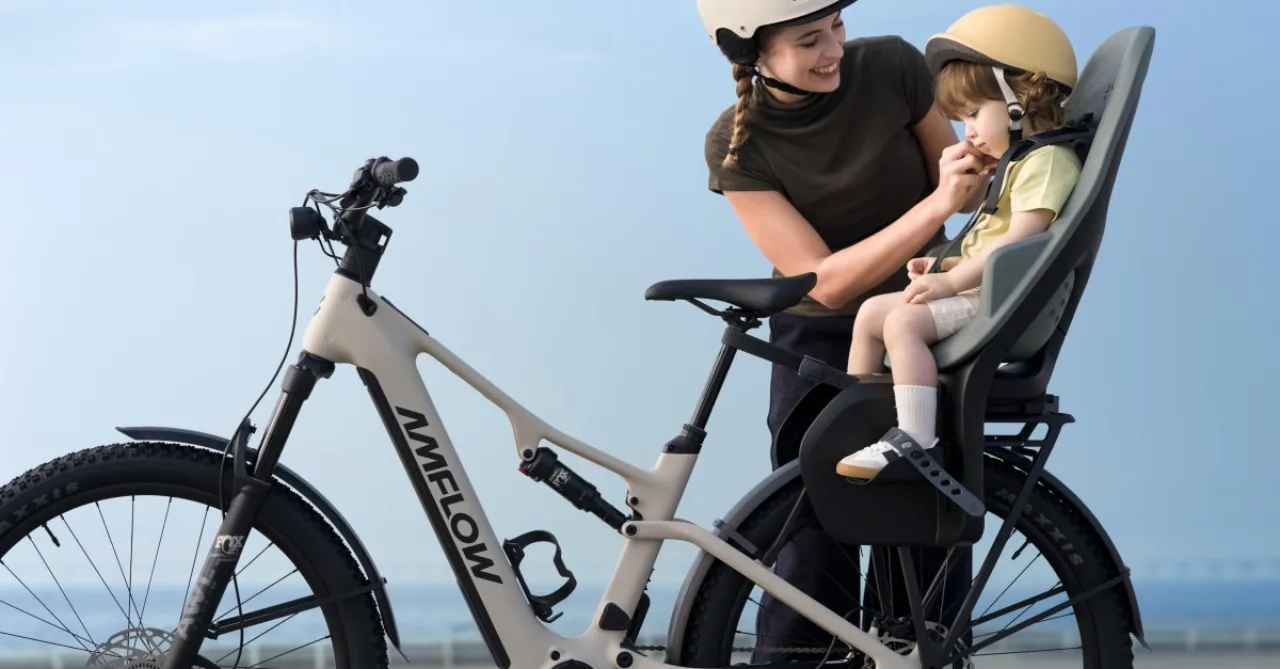Mulher pedalando a e‑bike Amflow TL em trilha, usando capacete, luvas e garrafa de água ao lado