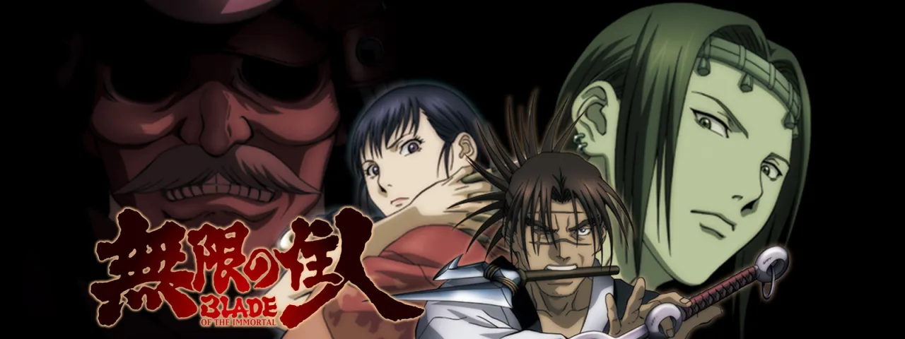 Mãos de um roteirista sobre uma mesa com blocos de notas, canetas e um esboço de storyboard de anime