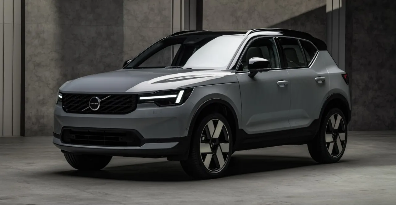 Volvo XC40 PHEV com nova grade frontal e tela central ampliada exibindo o logo Gemini AI da Google