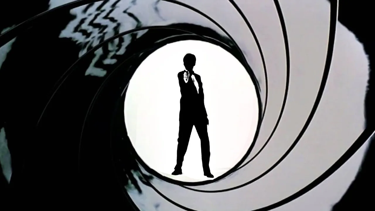 Atleta em traje preto faz flexão ao lado de pôster de James Bond 26, segurando um haltere
