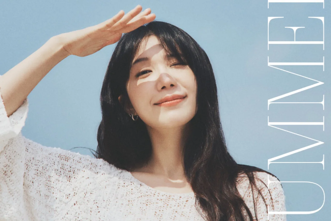 Jeong Eun Ji ensaiando coreografia intensa com headset, garrafa d'água e toalha no pescoço