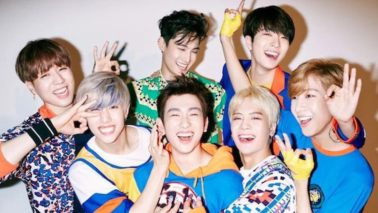 Jovem praticando pilates em casa, com tablet exibindo cena de Kim You Jung e Park Jinyoung, garrafa d'água e tapete azul
