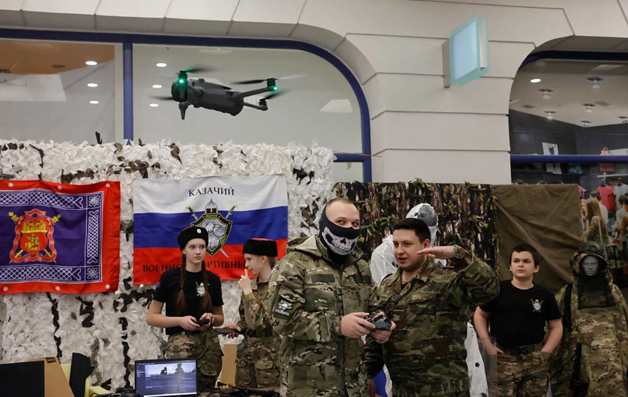 Estudante focado em um simulador de voo de drone militar com controle remoto e tela exibindo coordenadas de alvo