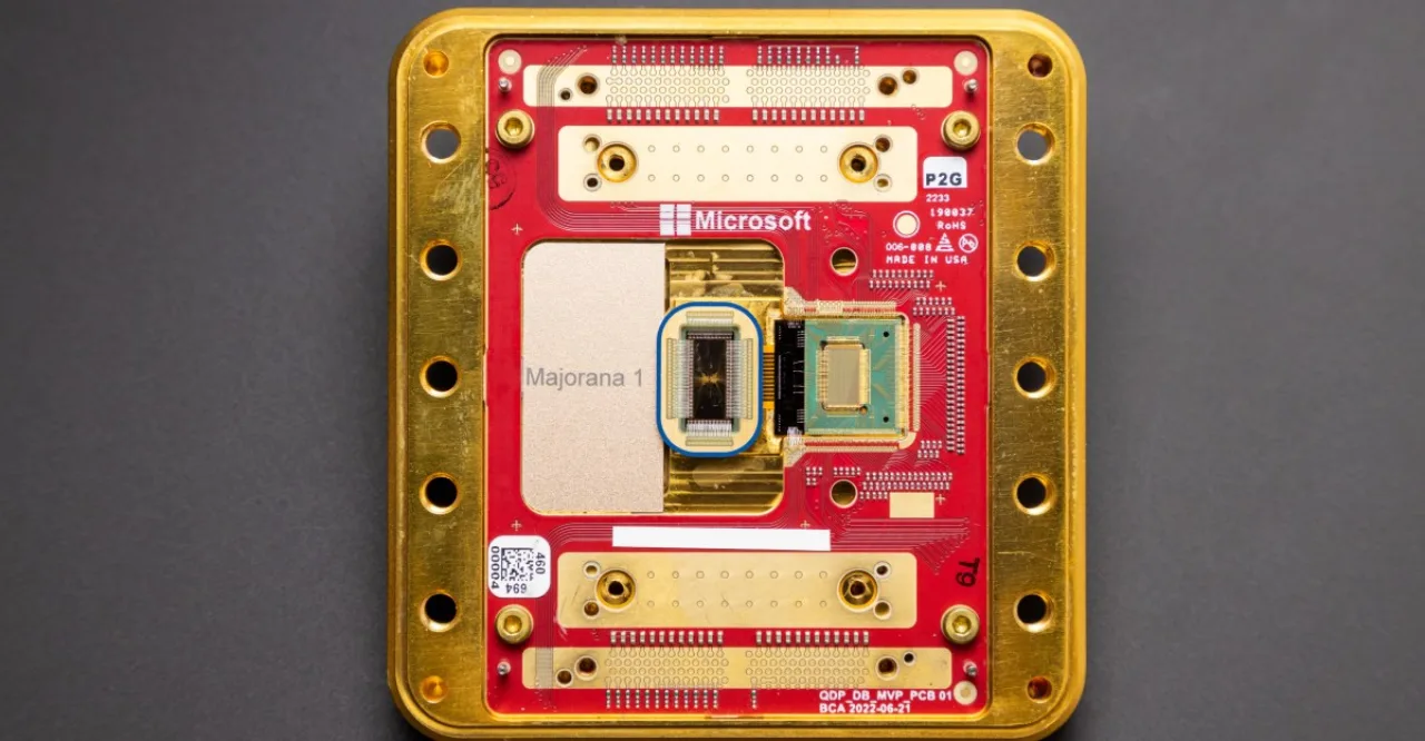 Cientista em jaleco analisando chip em bancada com microscópio e gráficos de dados ao fundo