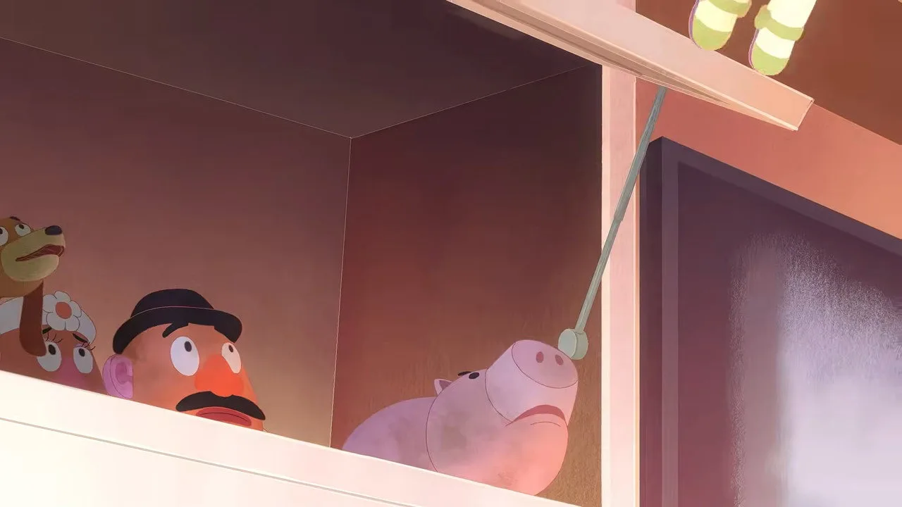 Mulher fazendo alongamento no sofá, segurando controle remoto, com pôster de Toy Story 5 ao fundo
