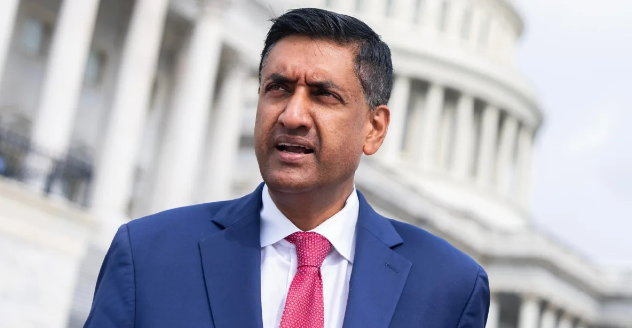 Ro Khanna ao lado de bandeiras dos EUA e China, segurando um chip de IA sobre fundo de circuito eletrônico