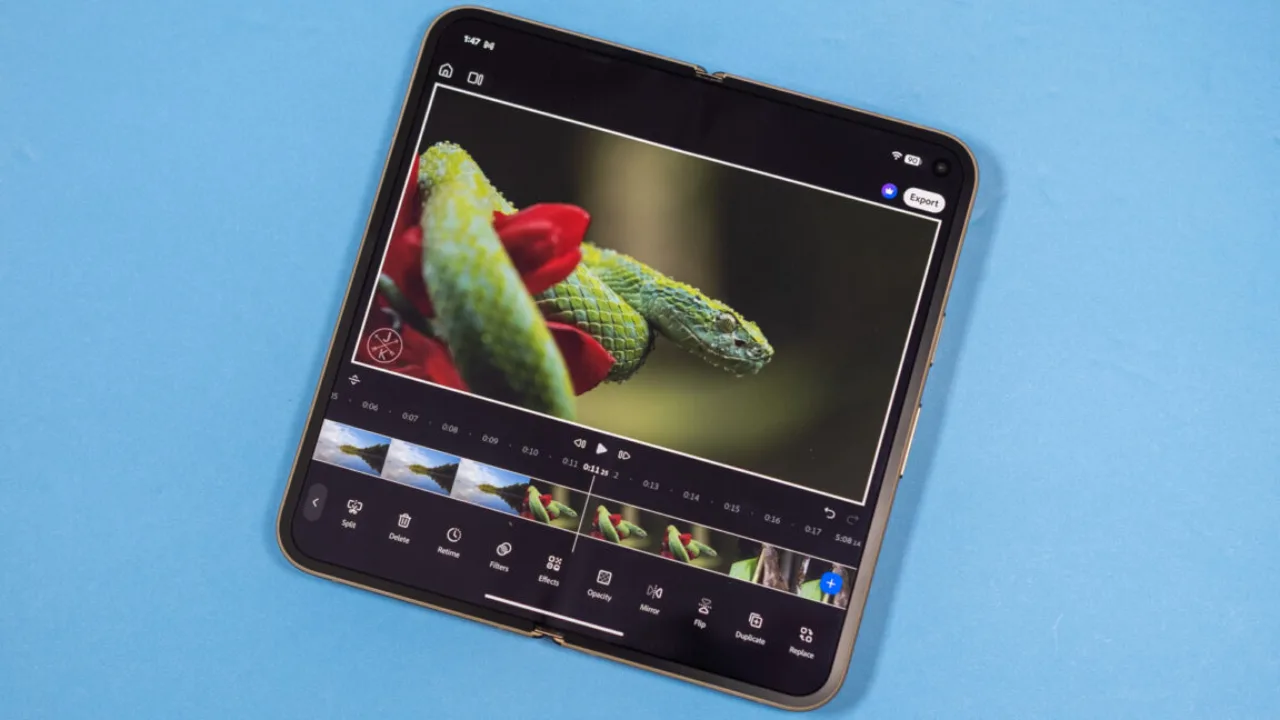 Tela de smartphone Android mostrando a interface do Adobe Premiere com timeline, exportação 4K e logotipo da Adobe