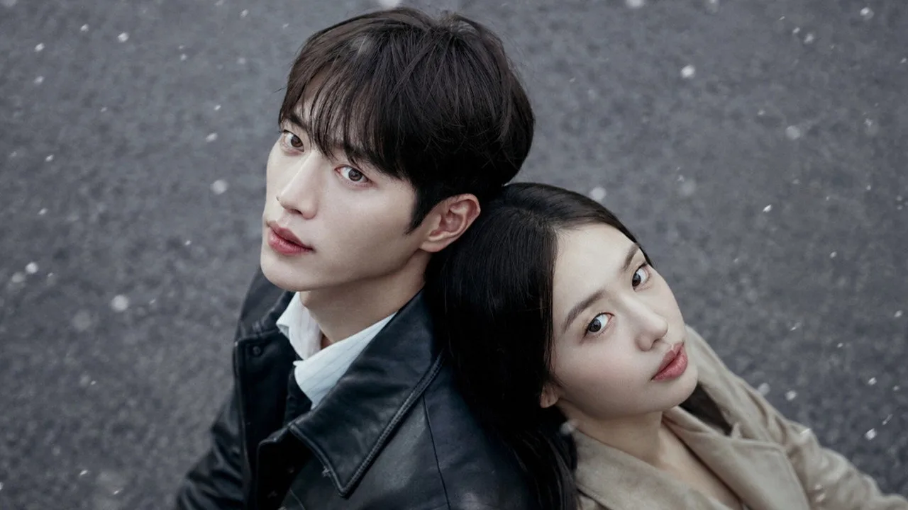 Seo Kang Jun e Ahn Eun Jin praticam alongamento em casal, segurando halteres rosa ao lado de um copo de água