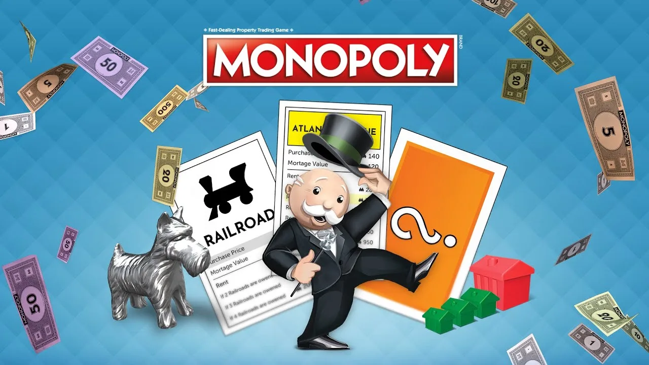 Criança sorrindo, sentada no tapete de yoga, jogando Monopoly Jr. com peças coloridas ao lado de garrafa d'água