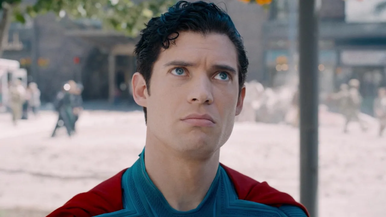 Super-homem estilizado em traje colorido da DCU fazendo flexões com kettlebell ao ar livre