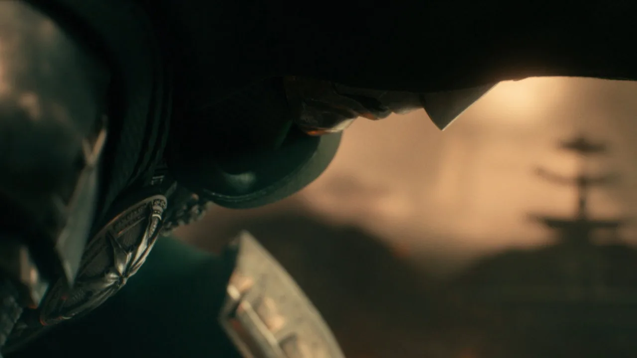 Homem musculoso em armadura estilo Doctor Doom, segurando halteres, com fundo de laboratório de alta tecnologia