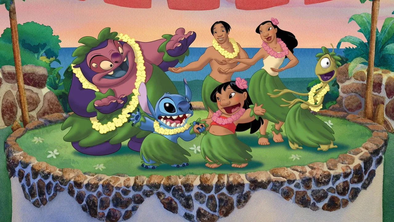 Stitch correndo descalço na areia de Kauai ao amanhecer, usando bandana vermelha refletiva