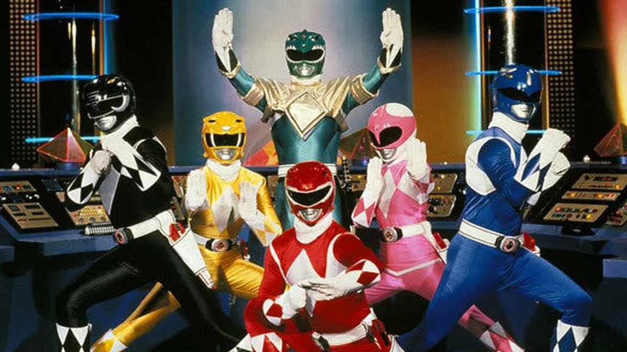 Um ator vestindo traje de Power Ranger fazendo flexões ao lado de um controle remoto da Disney+