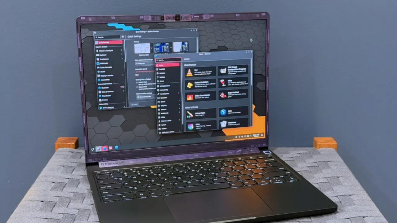 Jovem sentado numa mesa moderna, usando fones, digita no Framework Laptop 13 Pro enquanto toma um café e revisa gráficos de desempenho