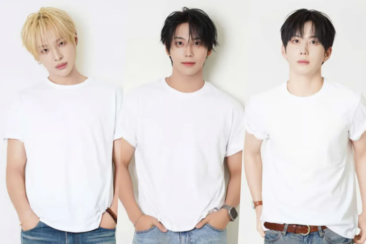 Muzin, Junseo e Youngseo vestindo roupas esportivas, fazendo alongamento com halteres e garrafas d'água