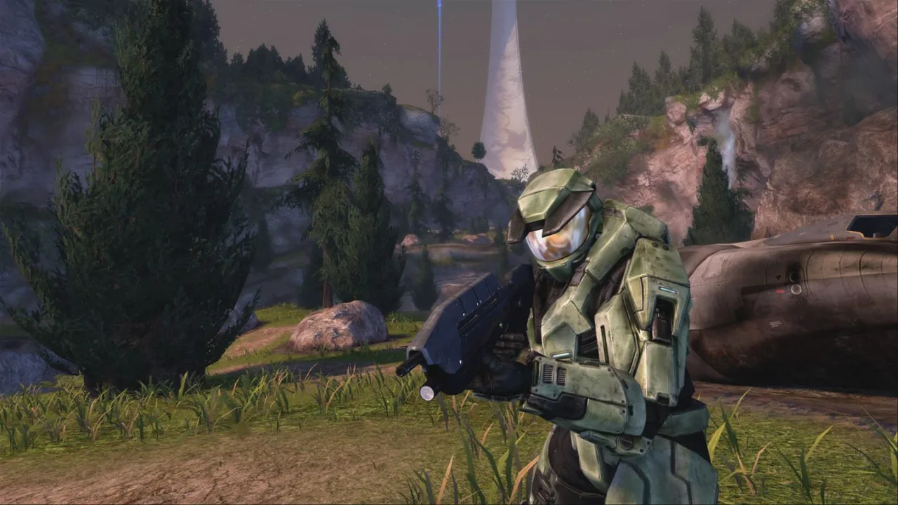 Atleta vestindo camiseta de tecnologia, segurando halteres ao lado de um console PS5 com Halo na tela