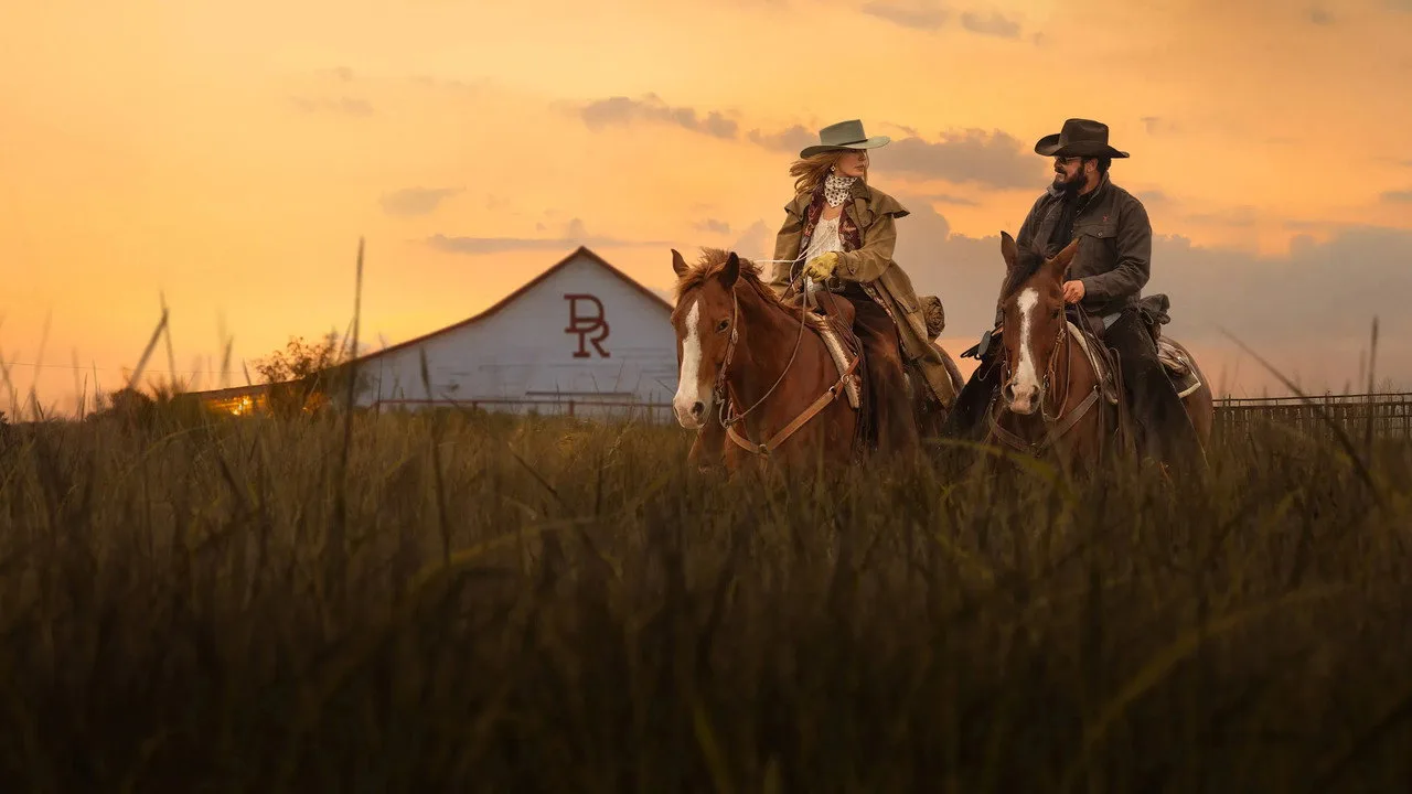 Mulher de estilo rústico e postura imponente segura uma garrafa de uísque ao lado de pesos de academia em um rancho