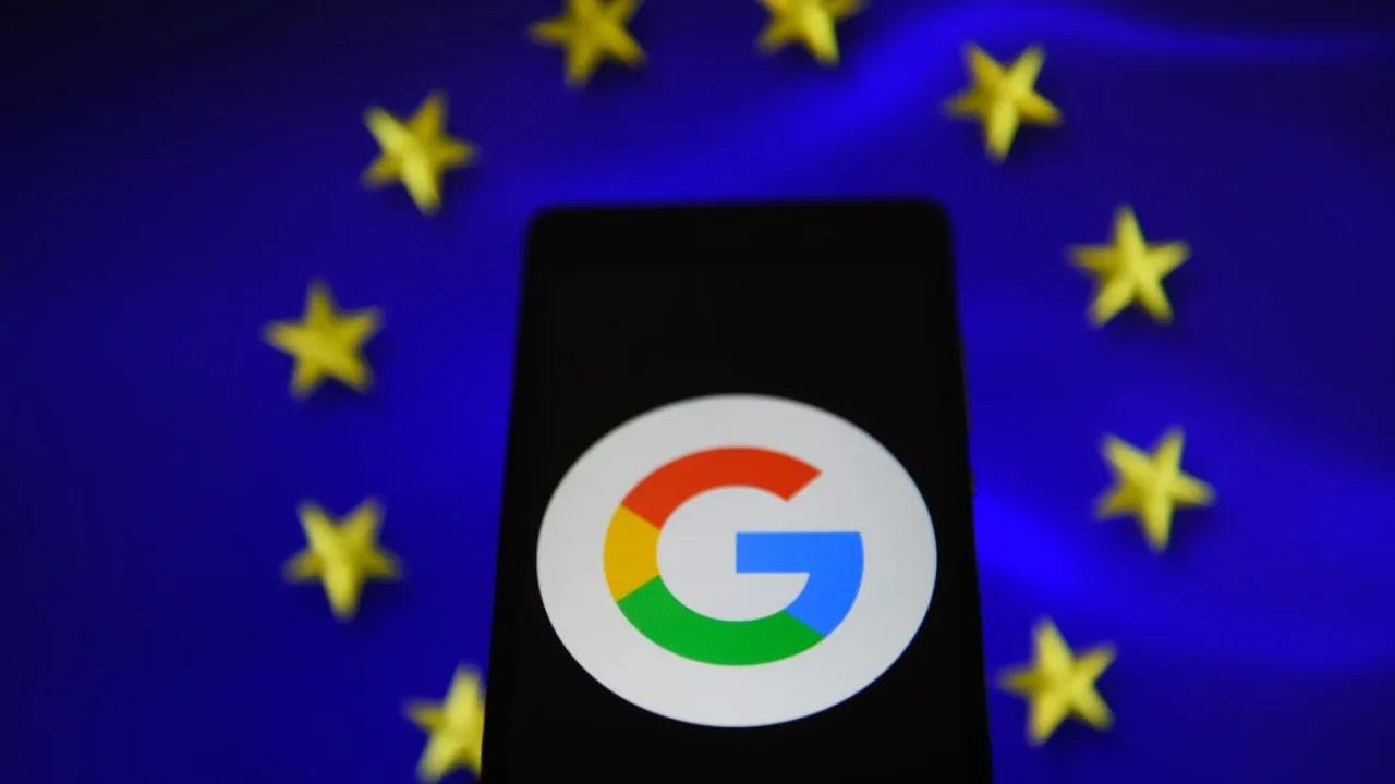 Mulher correndo ao ar livre, segurando smartphone Android com ícone do Google sobre fundo da bandeira da UE
