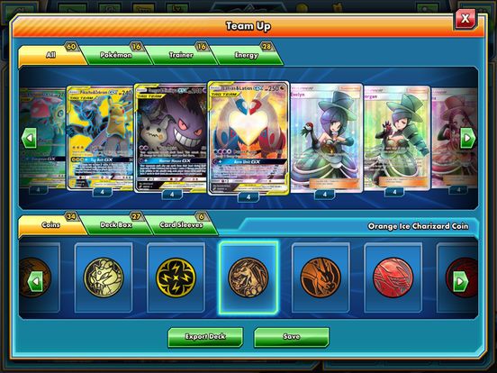 Caixa premium da 30ª celebração do Pokémon TCG aberta, exibindo cartas holográficas ao lado de notas e moedas espalhadas
